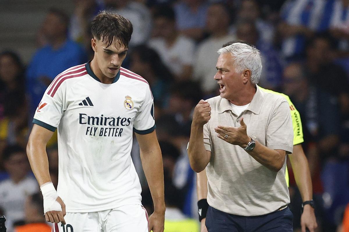 El delantero del Real Madrid Carlos Espí (i) conversa con el entrenador Jose Mourinho tras marcar el 1-2, durante el partido de LaLiga de fútbol que RCD Espanyol y Real Madrid disputan este sábado en el RCDE Stadium, en Barcelona.
