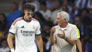 Mourinho da instrucciones a Carlos Espí contra el Espanyol.