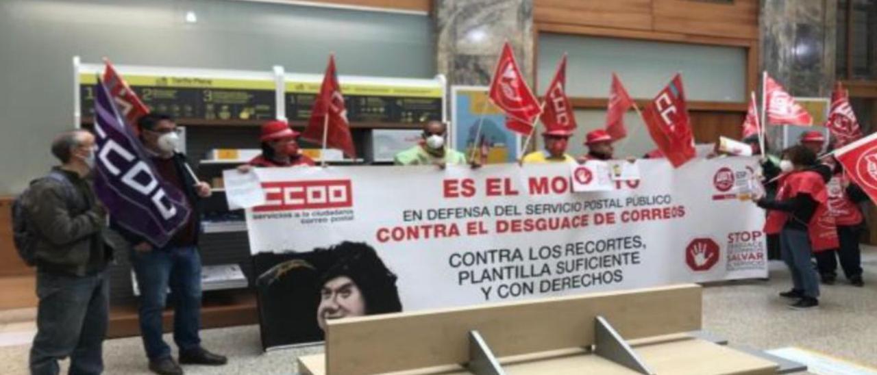 Protesta de trabajadores de Correos ayer en  A Coruña.    | // L. O.