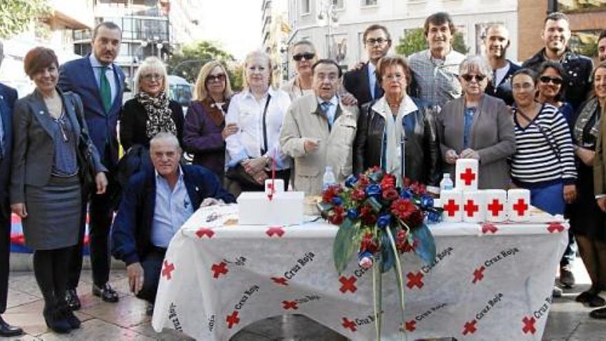 Catalán junto con los capitanes en la custación de la &#039;banderita&#039; de Cruz Roja