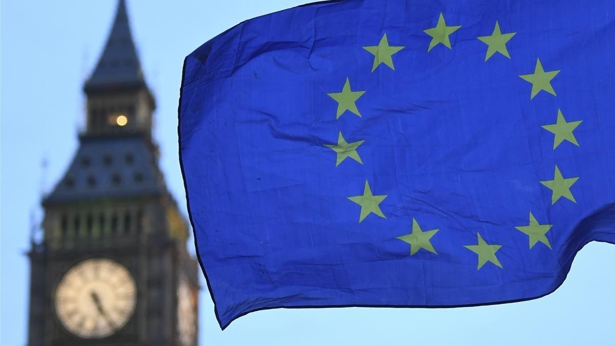 Una bandera europea junto al Big Ben, una de las torres del Parlamento británico, el miércoles 23 de agosto.