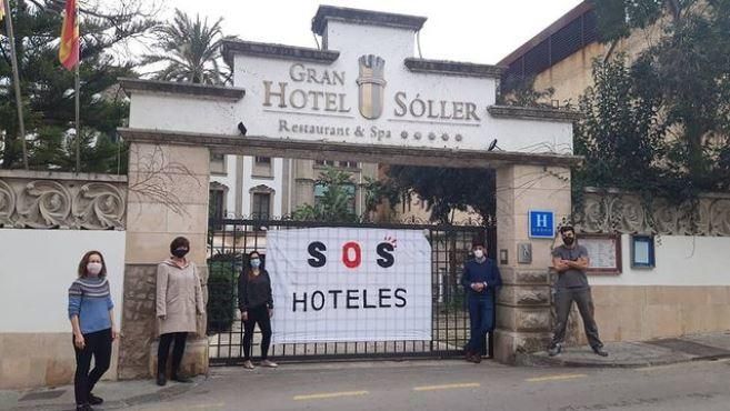 Ganz Mallorca ist voll mit SOS-Turismo-Bannern