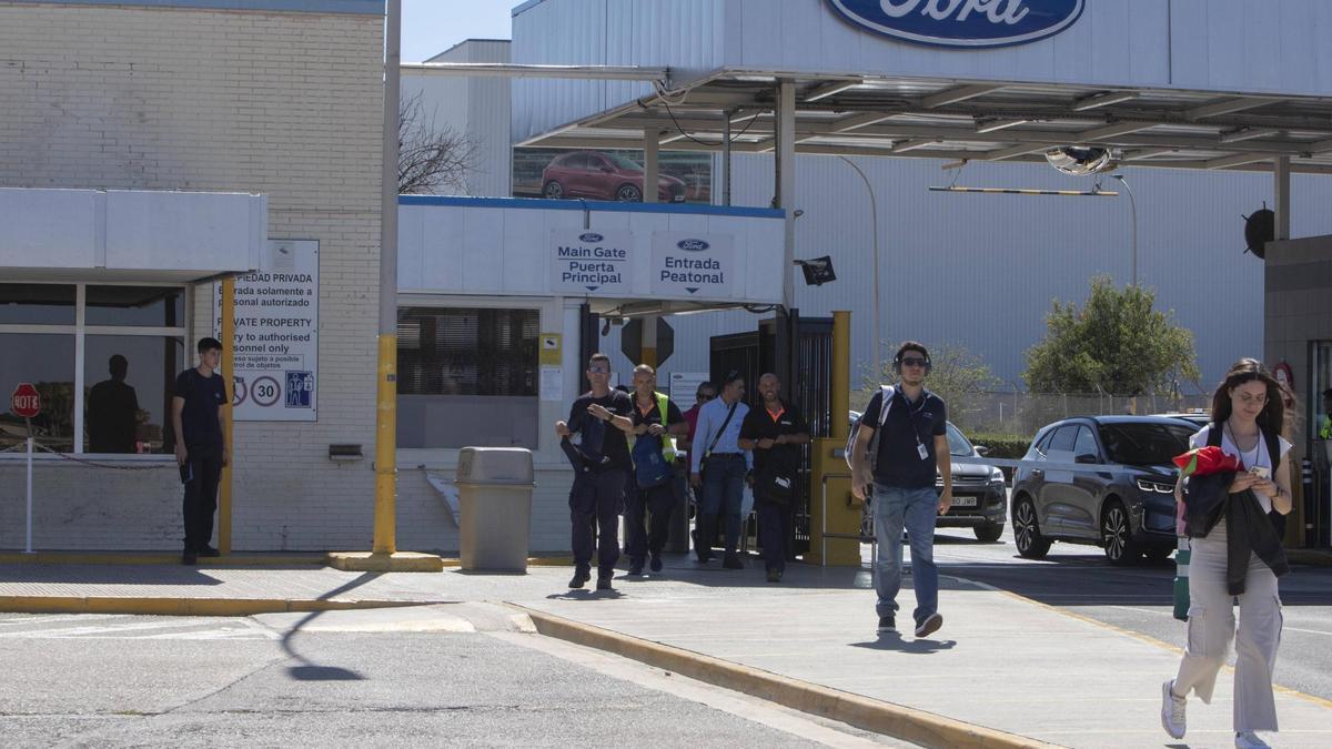 Salida de los trabajadores de Ford del turno central, en una imagen reciente.
