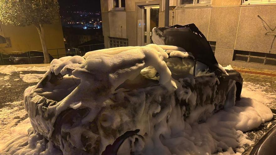 Tres coches arden en Arteixo y uno en Costa da Tapia, en Cambre