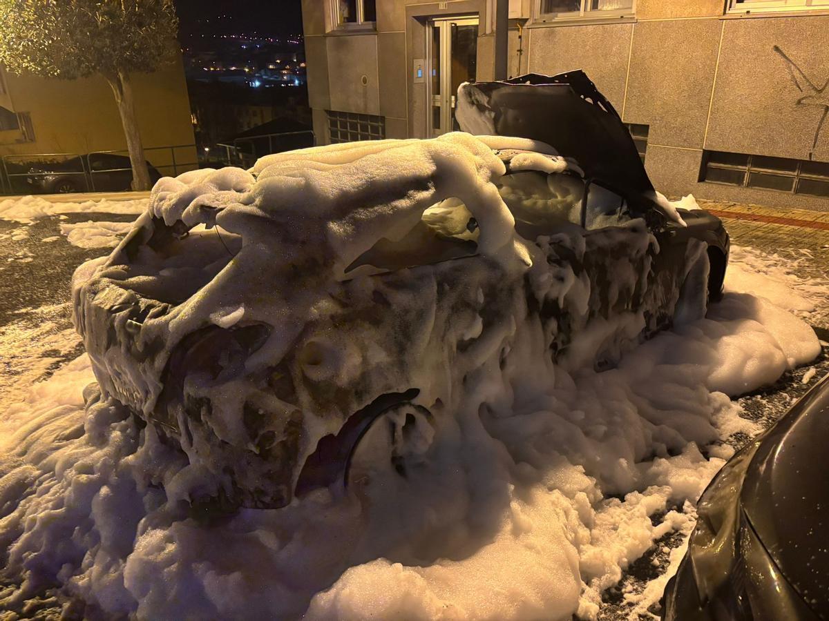 Uno de los vehículos afectados por un incendio en Arteixo.