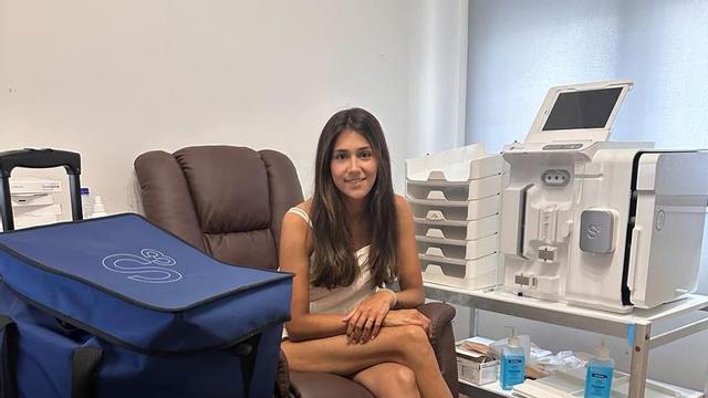La joven gijonesa con su dispositivo de diálisis.