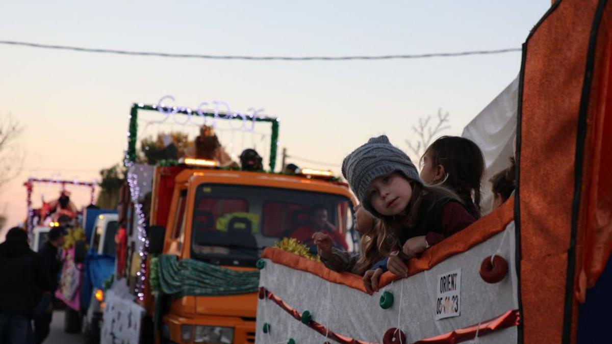 Una niña ilusionada participa en una de la carrozas que acompaña la Cabalgata. 