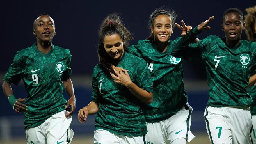 Arabia Saudí quiere ganarse al fútbol femenino: de estar prohibido a fichar mundialistas