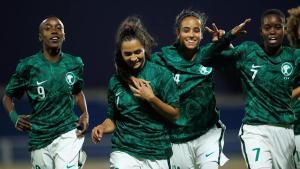 Las jugadoras de la selección femenina de Arabia Saudí celebran un gol.