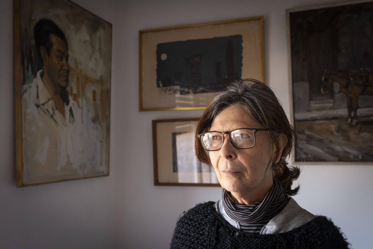 Maria Candel, en el comedor del piso de la Marina de Port, con un retrato de su padre a la izquierda