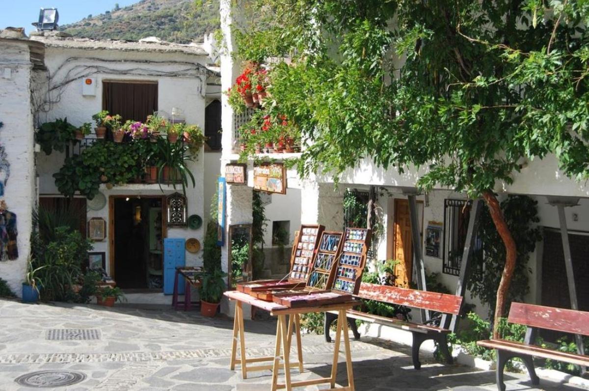 Pampaneira, uno de los municipios cerca de Málaga perfectos para visitar este puente