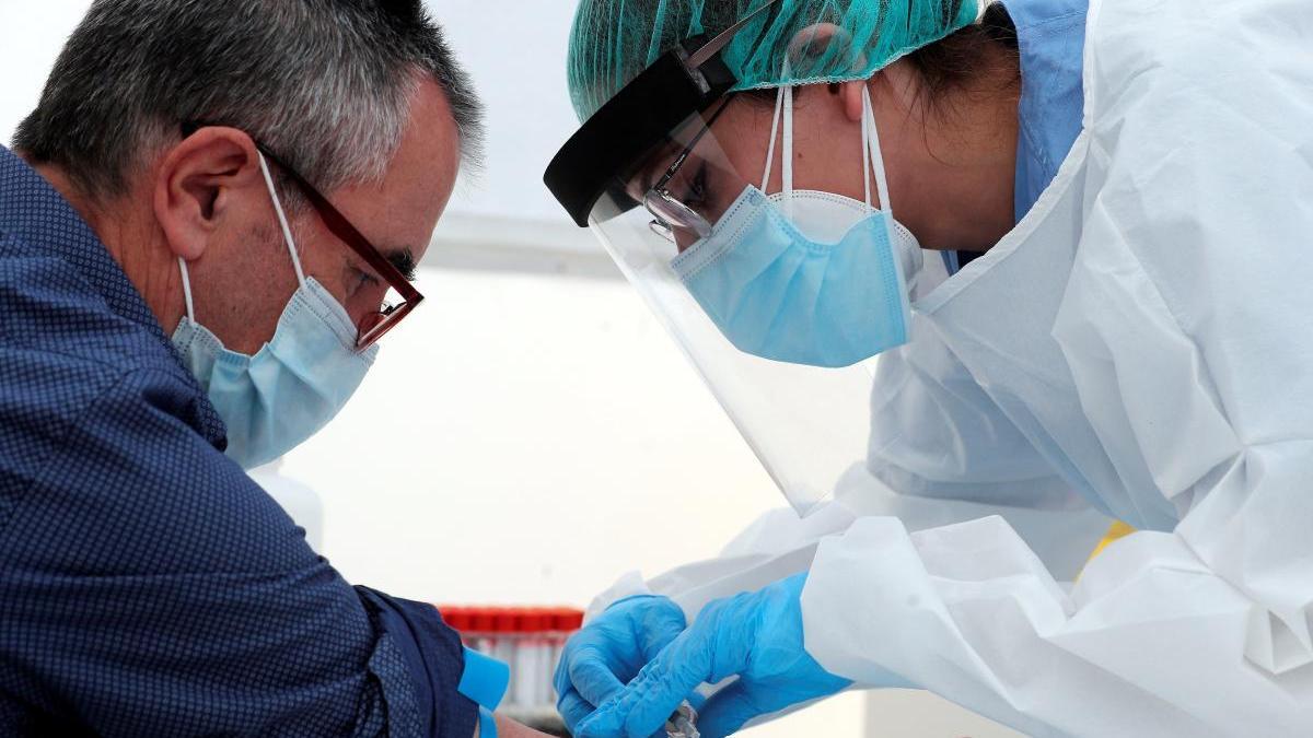 Un enfermera saca sangre para realizar un test de anticuerpos.