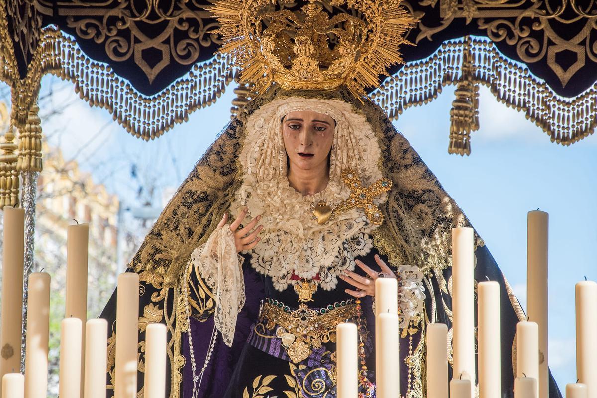 La Virgen de los Dolores en su paso.
