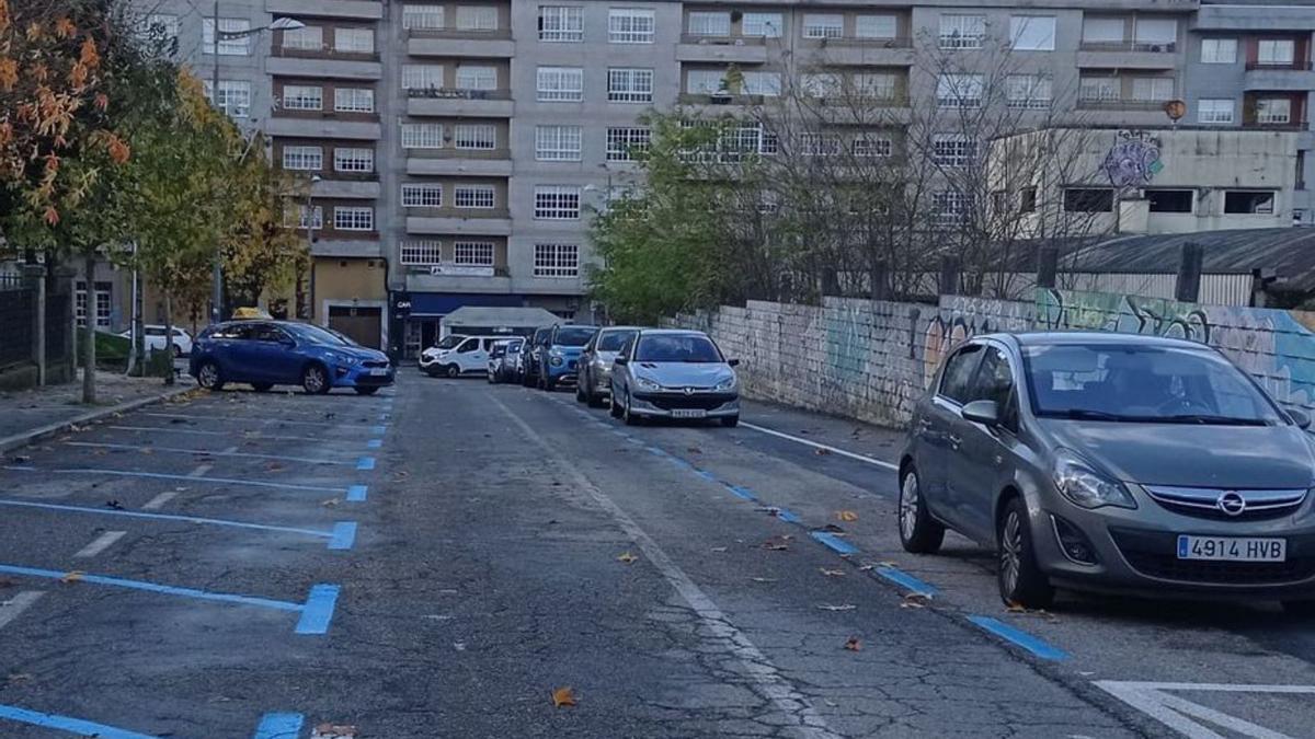 Zona azul en la calle Os Carballos, en horario de mañana.