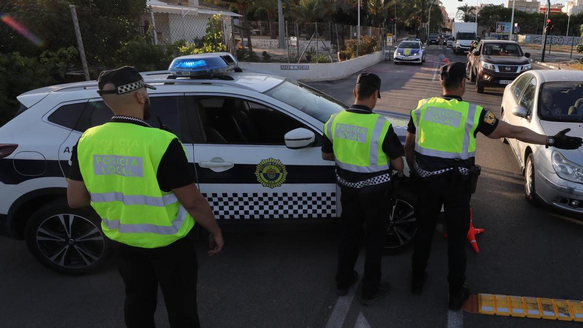 Agentes de la Policía Local de Elche durante un control.