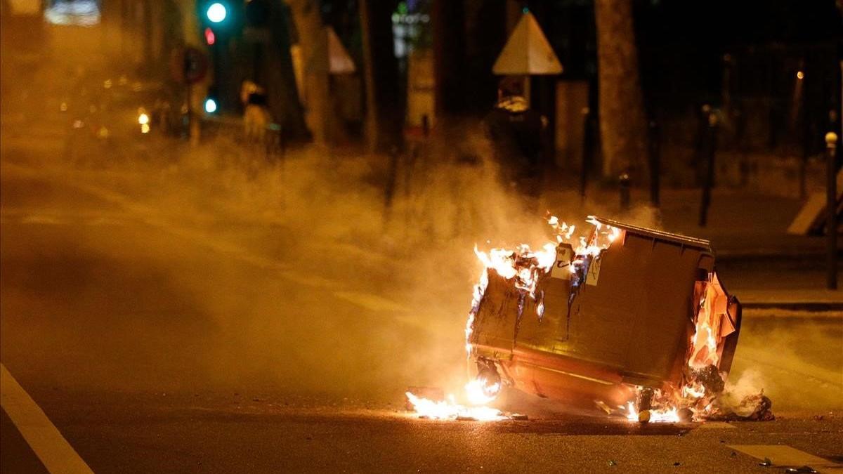 Quema de un contenedor en Villaneuve la Garenne durante los enfrentamientos con la policía, el martes pasado.