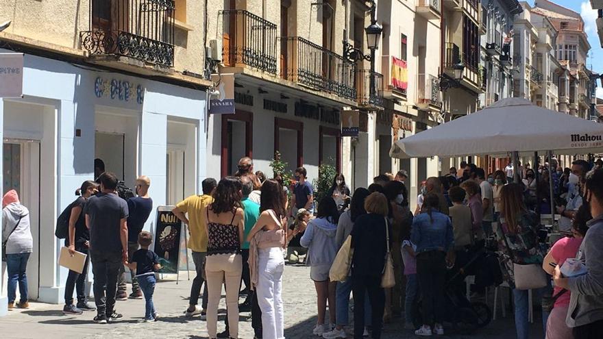 Decenas de personas a las puertas de una tienda en la que ha entrado Georgina.