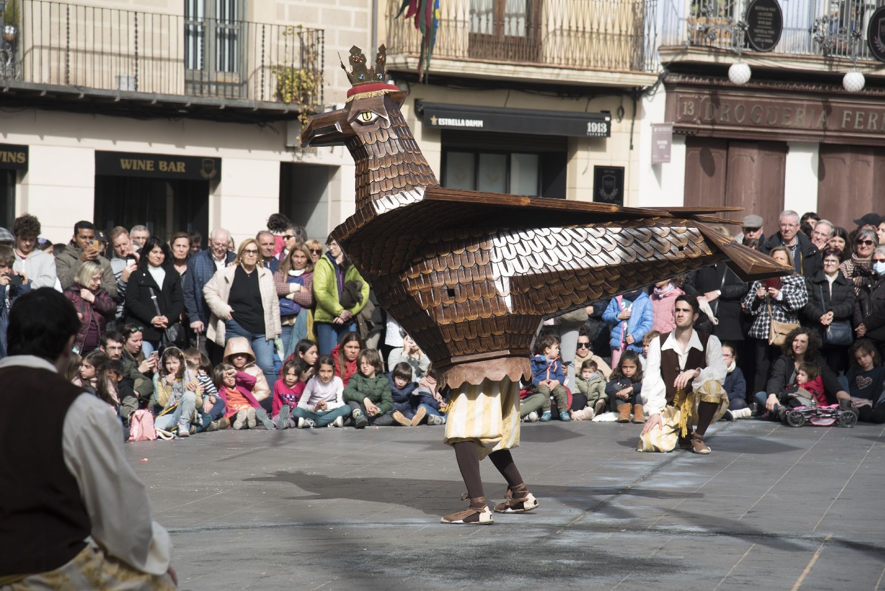 La imatgeria i els Tirallongues es llueixen enmig d'una plaça Major plena per la Festa de la Llum