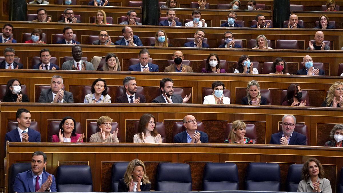 El presidente del Gobierno, Pedro Sánchez, y la vicepresidenta segunda y ministra de Trabajo, Yolanda Díaz, aplauden con la bancada socialista la convalidación del decreto ley anticrisis, este 28 de abril de 2022 en el Congreso.