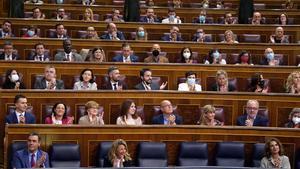 El presidente del Gobierno, Pedro Sánchez, y la vicepresidenta segunda y ministra de Trabajo, Yolanda Díaz, aplauden con la bancada socialista la convalidación del decreto ley anticrisis, este 28 de abril de 2022 en el Congreso.
