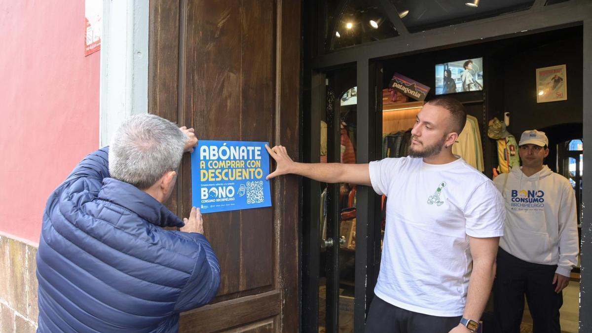 El vicepresidente del Gobierno cuelga un cartel en un establecimiento adherido