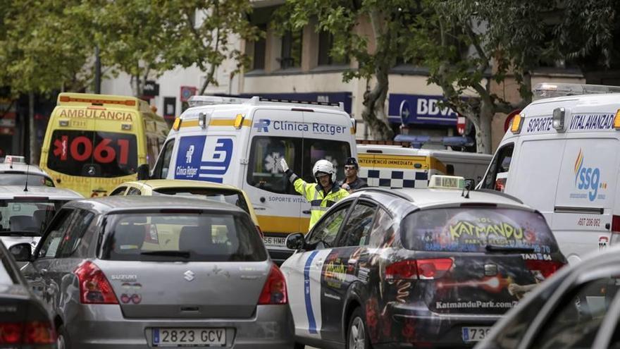 Una imagen de una actuación del servicio de ambulancias en las calles de Palma.