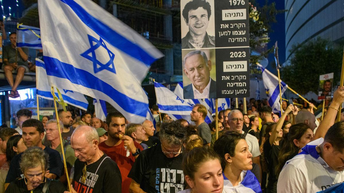 Participantes en una protesta en Israel contra el Gobierno de Benjamin Netanyahu tras el hallazgo en Gaza de los cadáveres de seis de los secuestrados durante los ataques del 7 de octubre de 2023 (archivo)