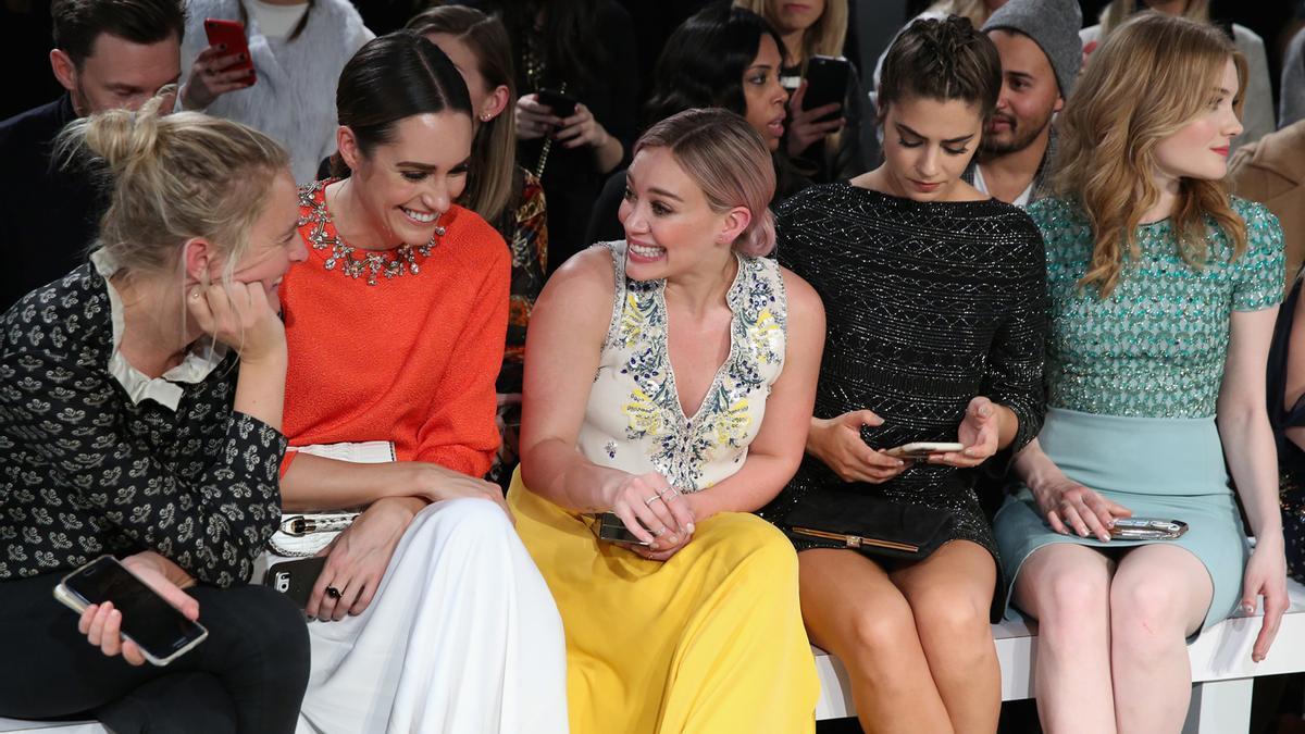 Anita Patrickson, Louise Roe, Hilary Duff, Lorenza Izzo y Skyler Samuels en el desfile de Jenny Packham en Nueva York