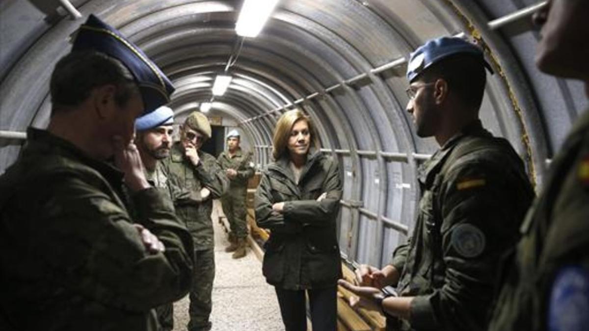 Cospedal charla con varios de los militares desplegados en el Líbano.