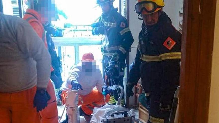 Los bomberos sacan a un hombre por el balcón de su casa en Dénia
