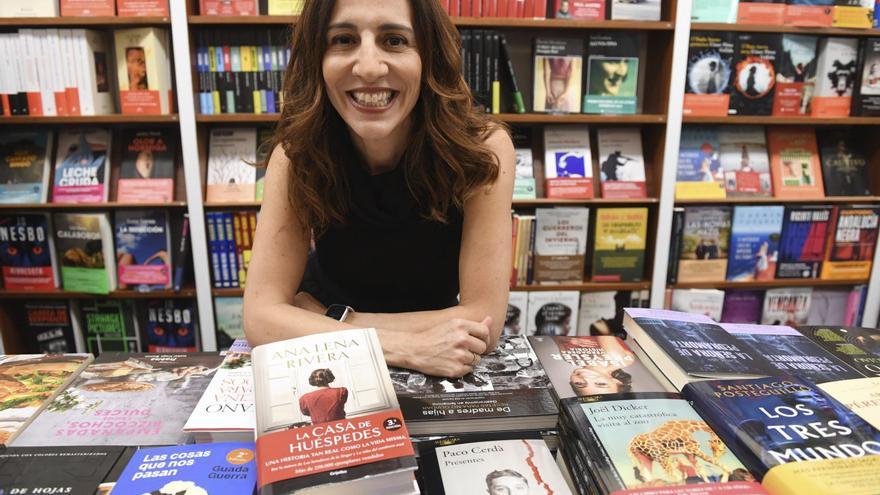 La escritora Ana Lena Rivera, este martes, en la librería Lume. |  Carlos Pardellas