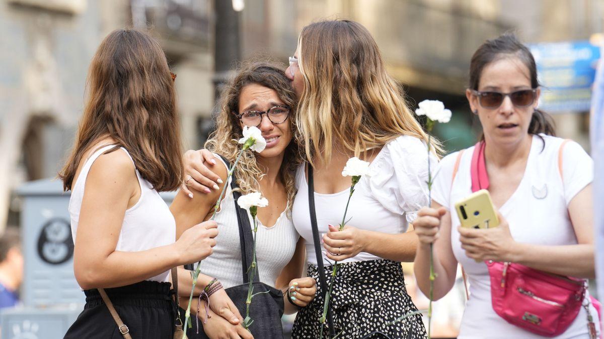 Familiares de los damnificados por los atentados de Las Ramblas de Barcelona conmemoran este miércoles el quinto aniversario con una ofrenda floral.