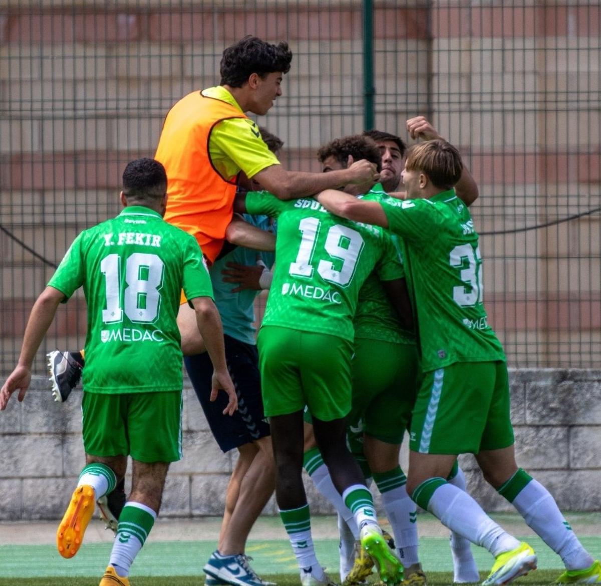 Los jugadores del Orihuela celebran la clasificación al final del partido