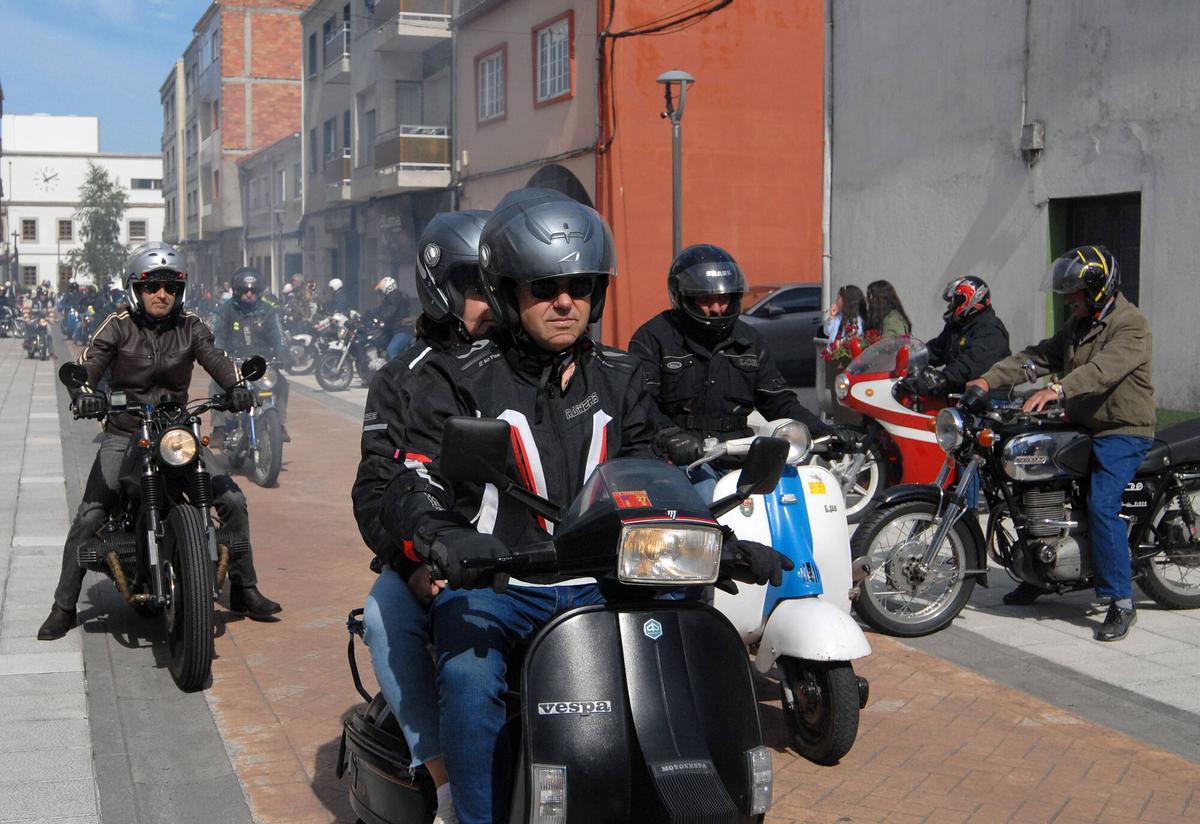 Las motos se concentraron en la calle Cartagena de Silleda antes de iniciar la ruta.