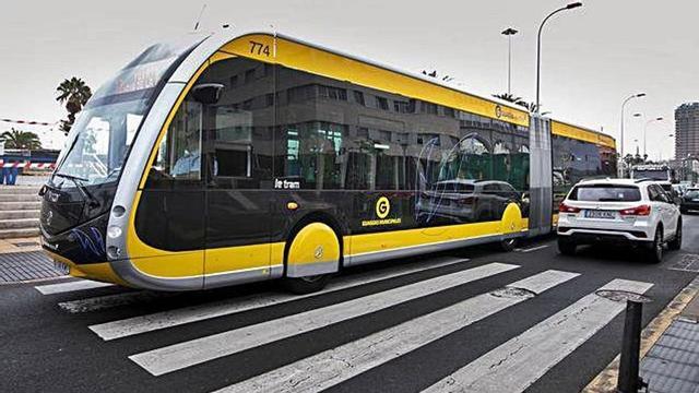 La guagua eléctrica durante su recorrido ayer, a la altura del Mercado del Puerto.