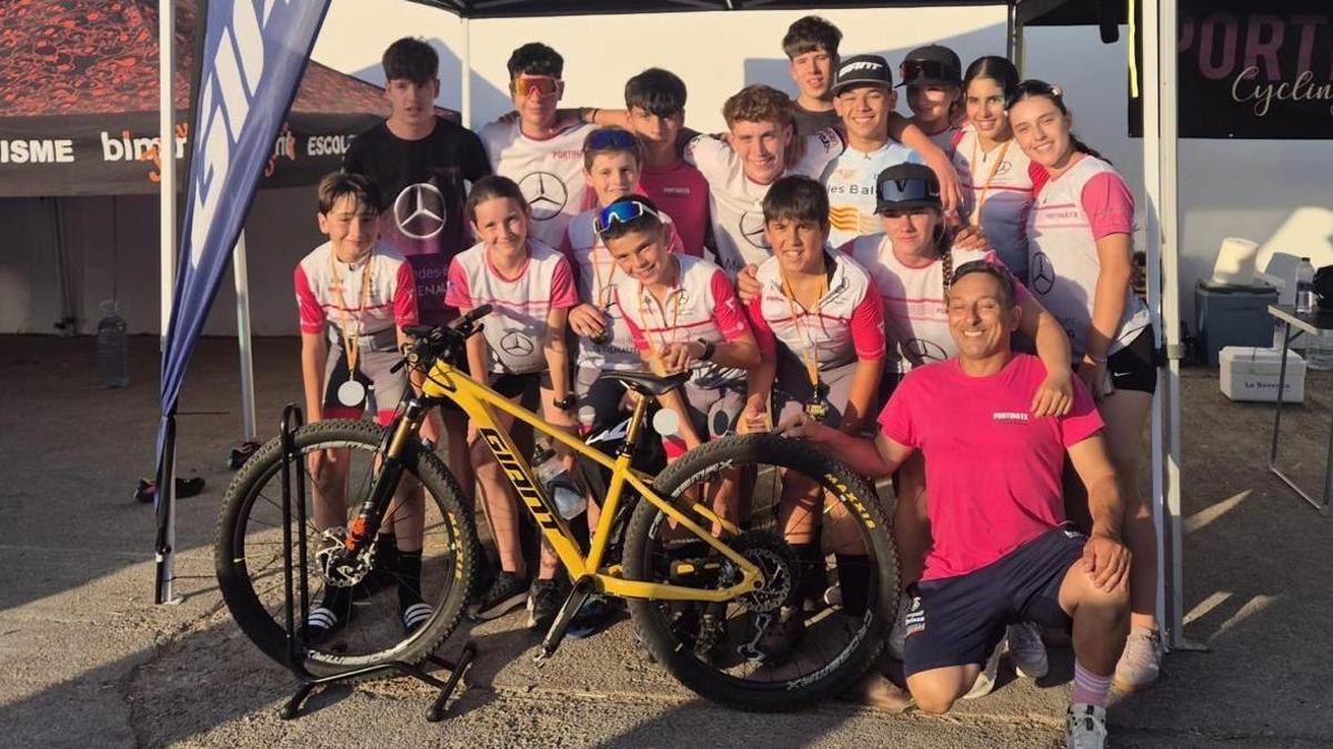 La expedición del Portinatx Cycling Team tras la consecución de medallas.