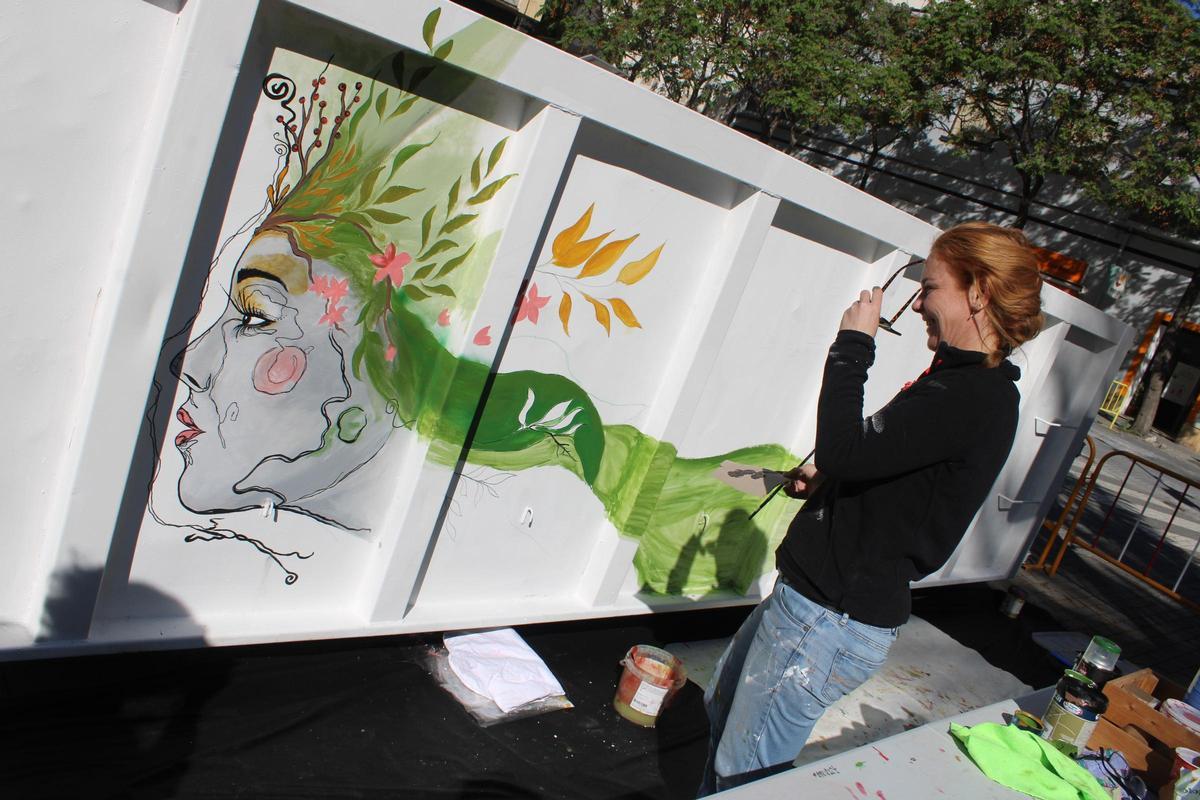 La artista Adela Marzà realiza su mural