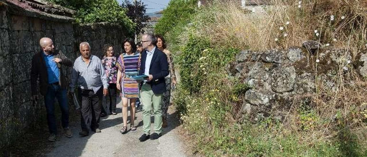 Alcalde y conselleira de Medio Rural, en la zona de Fechos. // Brais Lorenzo