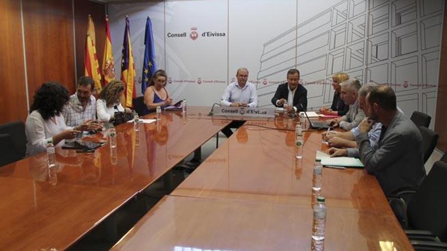 Gual de Torrella explicó la reforma del puerto al equipo de gobierno.