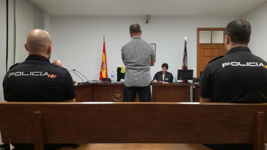 Piden tres años de cárcel por robar en vehículos en Son Castelló