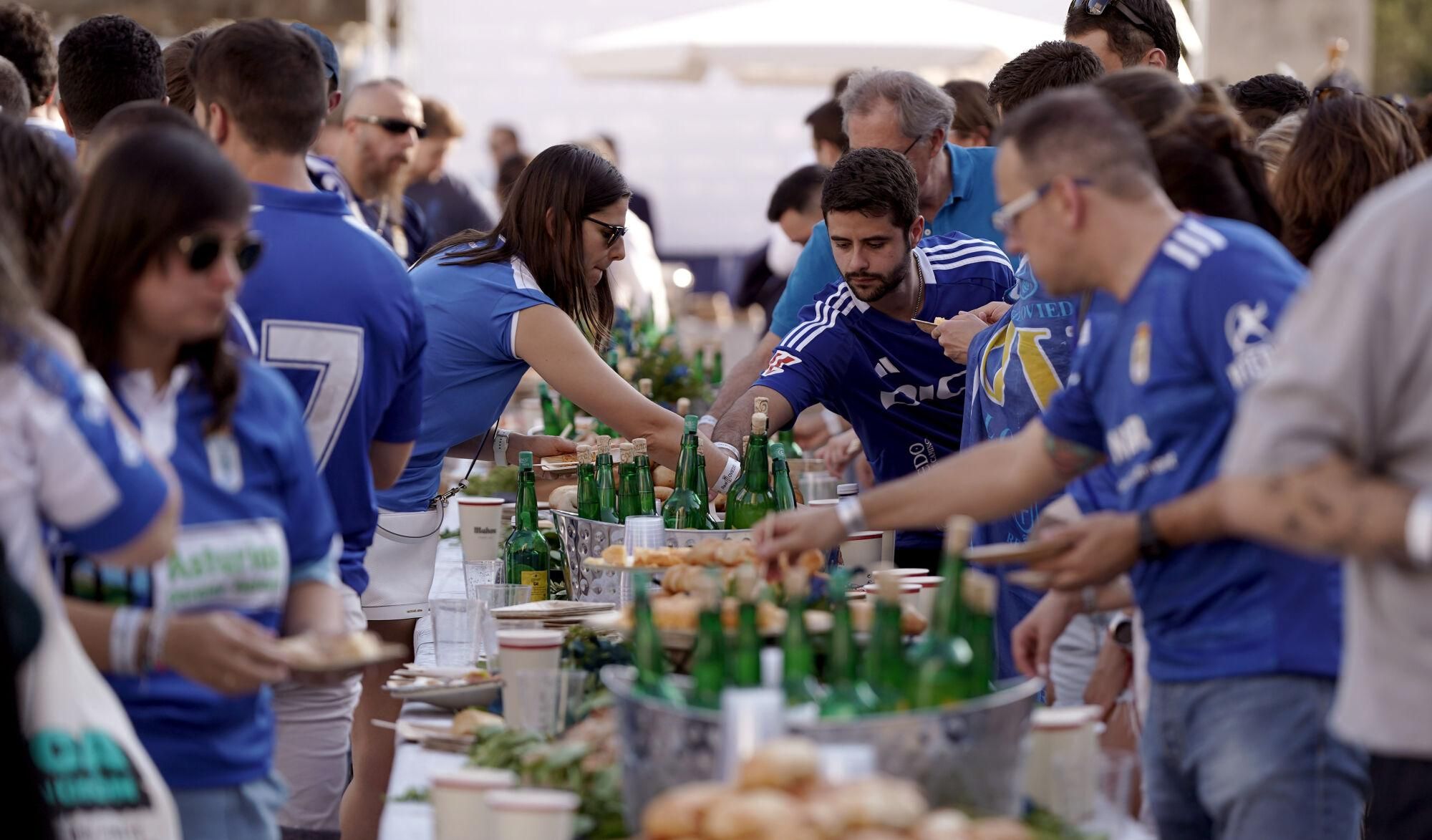 Así fue la fiesta del ascenso del Real Oviedo en Madrid.