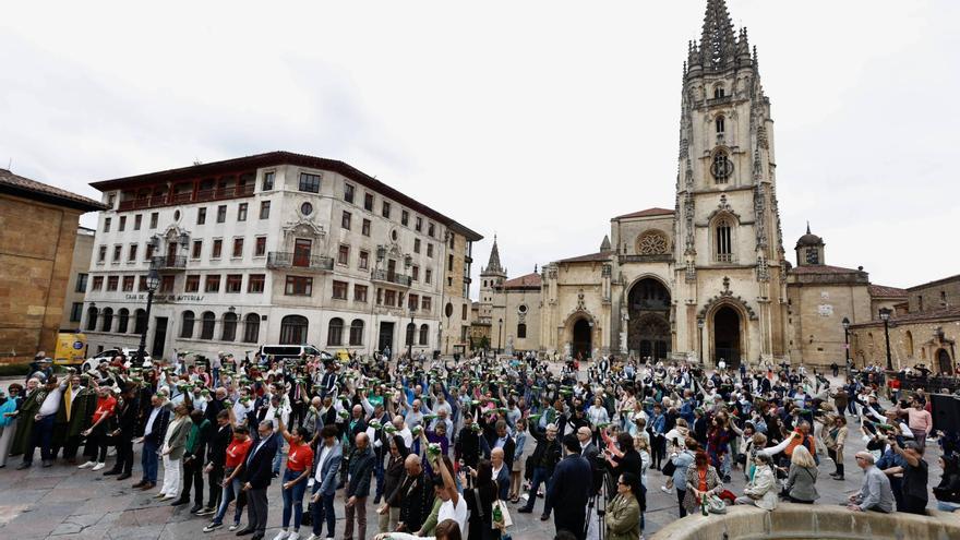 Cientos de brazos al aire junto a la Catedral de Oviedo para conmemorar el Día Mundial de la Sidra