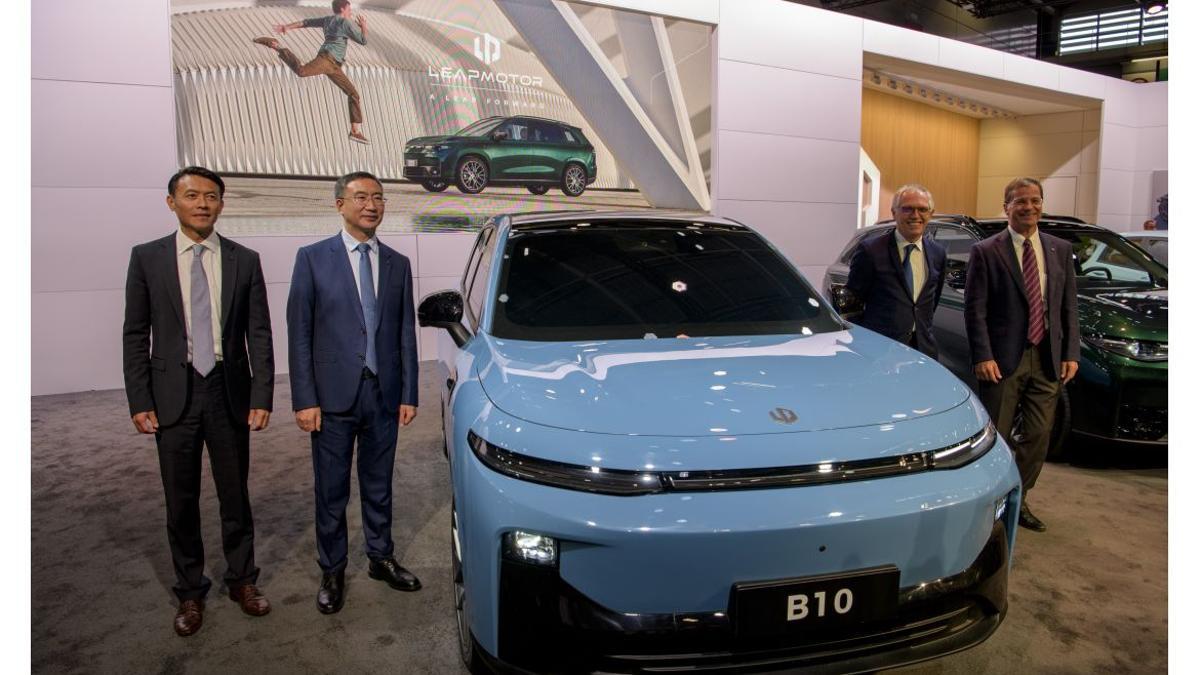 El modelo B10 de Leapmotor durante su presentación en el Salón del Automovil de París.