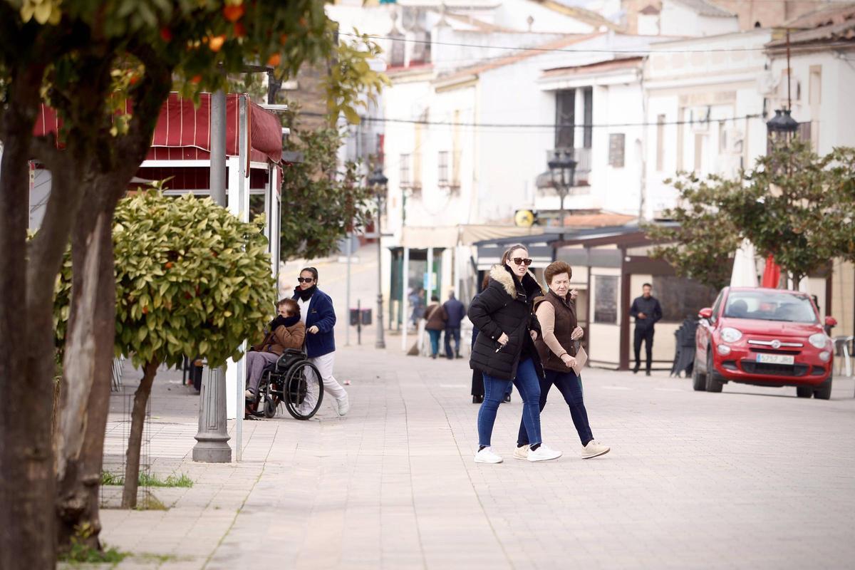 Vecinos por las calles de Adamuz.