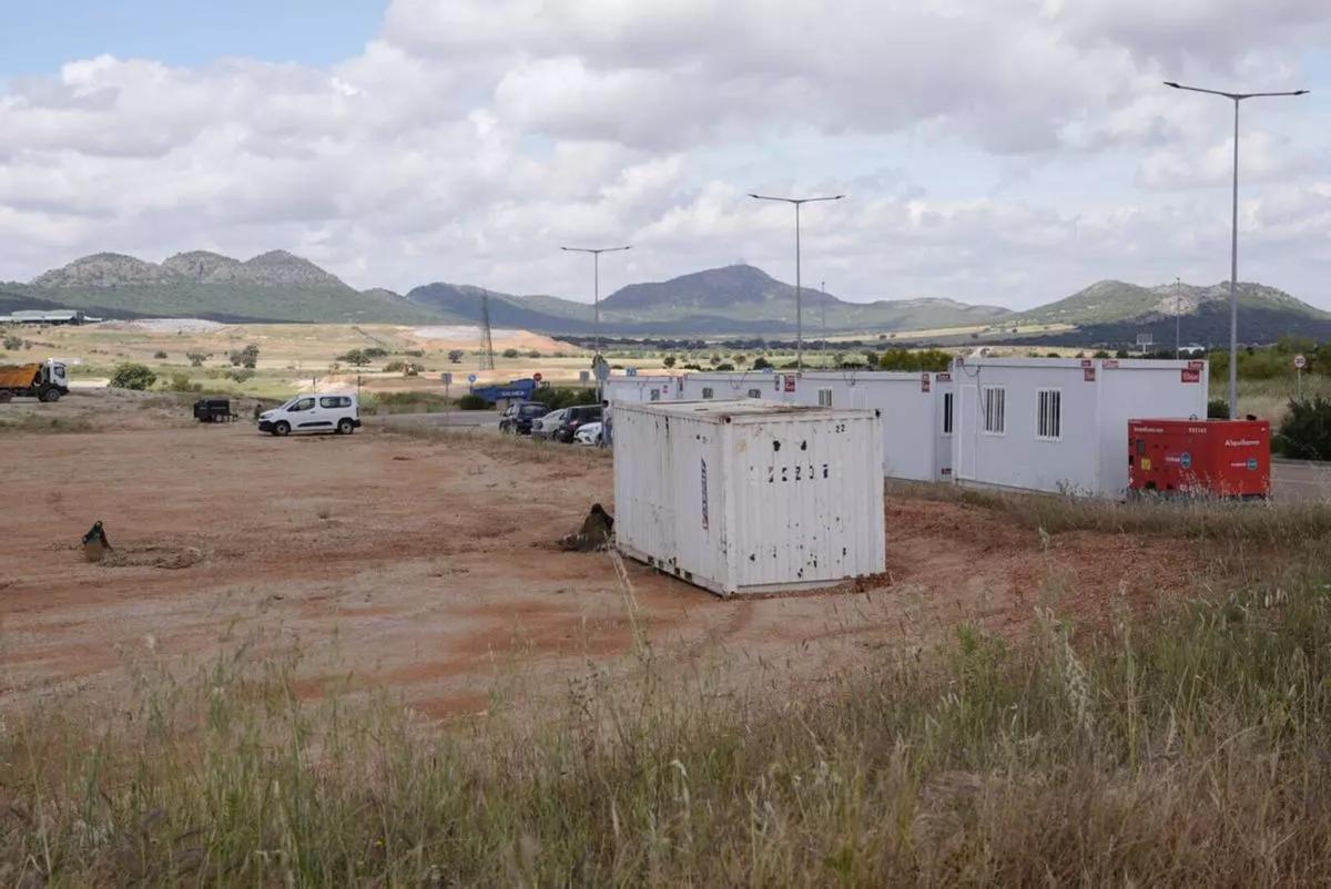 Casetas de obra instaladas en la parcela de ExpacioMérida en la que Hunan Yuneng prevé levantar su planta de materiales para baterías.