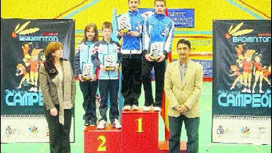 María Vijande y Daniel Álvarez, en lo más alto del podio tras proclamarse campeones de España.