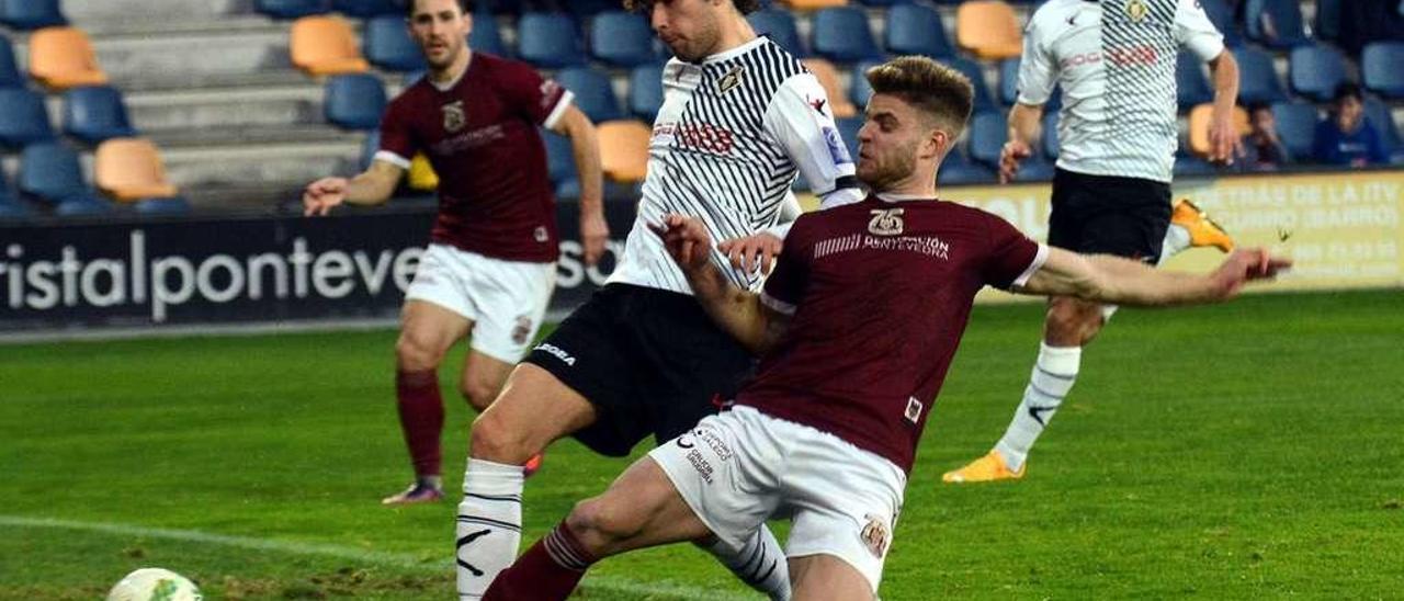 Mario Barco intenta rematar la pelota ante la presión del defensa del Caudal, Colo. // Rafa Vázquez