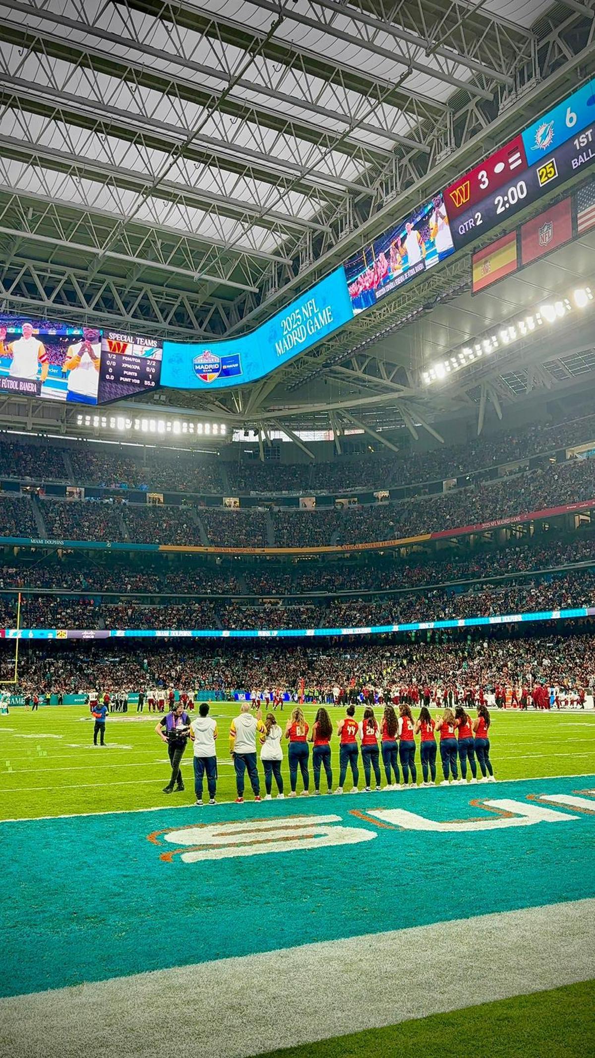 Las jugadoras de la selección española durante su homenaje en el partido de la NFL en el Bernabéu.