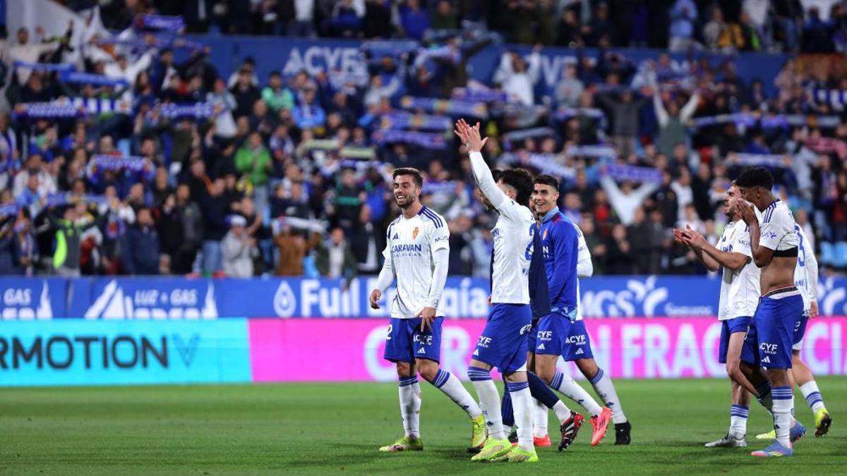 Los jugadores zaragocistas dan las gracias a la grada tras ganar al Cartagena.