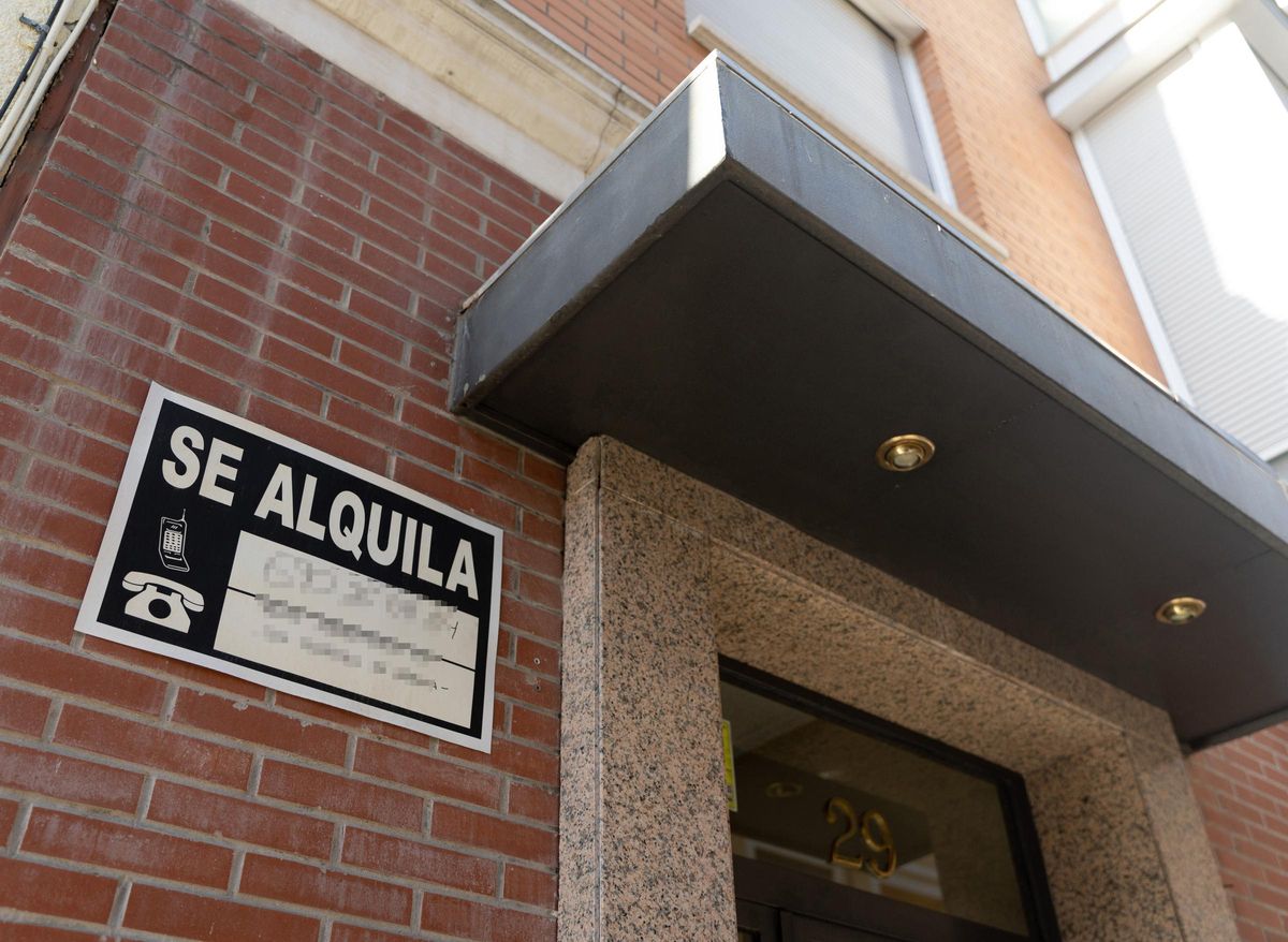Un cartel de alquiler pegado en un edificio en una imagen de archivo.